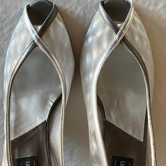 Stuart Weitzman Open Toe Slingback Silver Pumps 9 - Picture 6 of 11